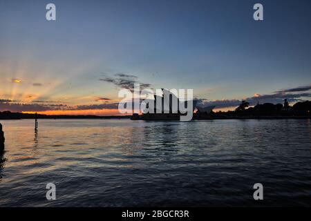 Sydney Sunrise Walk dal ponte del porto al teatro dell'opera Foto Stock