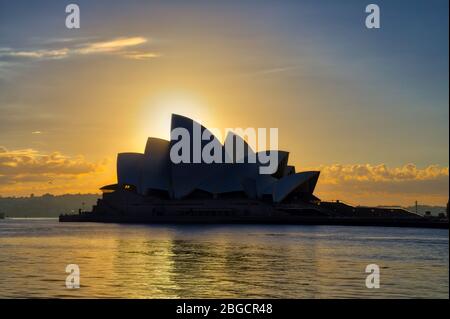 Sydney Sunrise Walk dal ponte del porto al teatro dell'opera Foto Stock