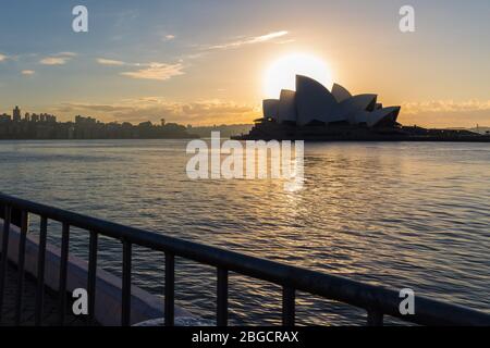 Sydney Sunrise Walk dal ponte del porto al teatro dell'opera Foto Stock