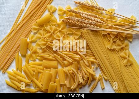 Assortimento di pasta secca non cotta di diversi tipi Foto Stock