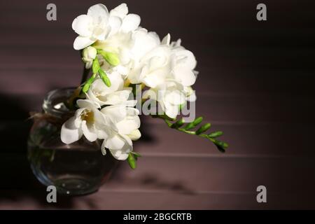 Bella fiori di freesia, su tavolo di legno Foto Stock