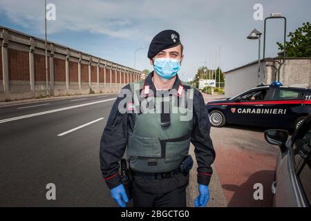 Italia, Legnano, Carabinieri controllano durante il blocco per Covid 19 Foto Stock