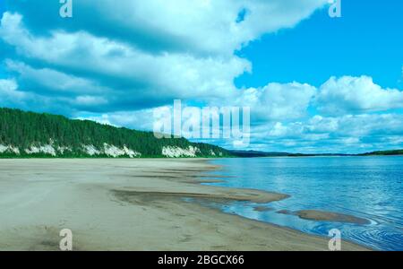 Fiume Pinega nella regione di Arkhangelsk, Russia settentrionale.Golubino Foto Stock