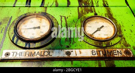 Misuratori di temperatura ( thermalöl ) e bitume ( bitume ) ( in tedesco ) su macchine per la posa di asfalto Foto Stock