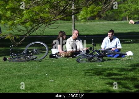 Persone fuori e circa il London's Park, Londra, Regno Unito, 19 aprile 2020 Foto Stock