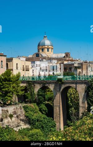 Vista panoramica di Massafra. La Puglia. L'Italia. Foto Stock