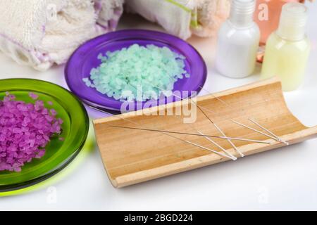 Composizione con aghi per agopuntura, primo piano. Foto Stock