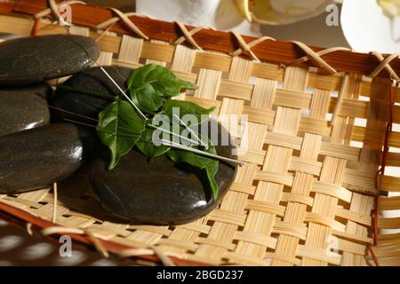 Composizione con aghi per agopuntura, primo piano. Foto Stock