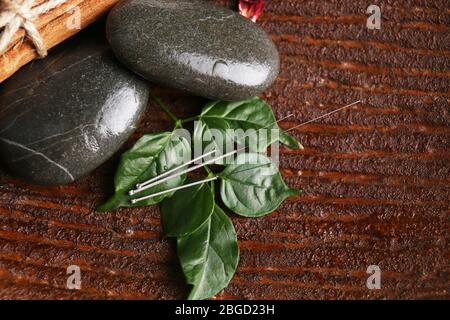 Composizione con aghi per agopuntura, primo piano. Foto Stock