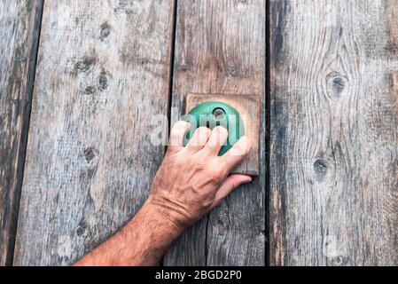 Free climbing parete di formazione pratica, stretta di mano Foto Stock