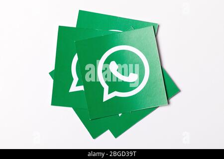 OXFORD, UK - FEB 21 2017: WhatsApp logo di messaggistica sui social media stampato su carta Foto Stock