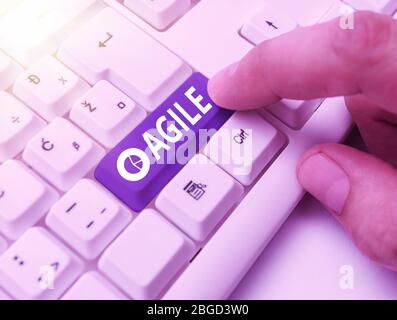 Scrittura a mano concettuale che mostra Agile. Concetto che significa particolare approccio alla gestione dei progetti che viene utilizzato nel software Foto Stock