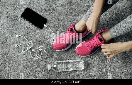 Donna mani allacciare scarpe da running Foto Stock