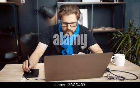 Fotografo che lavora nell'applicazione di editing fotografico Foto Stock