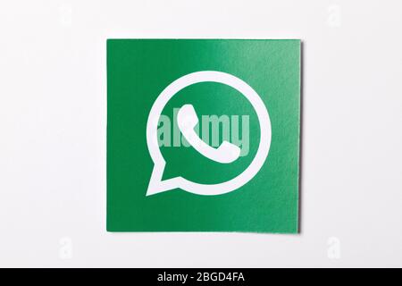 OXFORD, UK - FEB 21 2017: WhatsApp logo di messaggistica sui social media stampato su carta Foto Stock