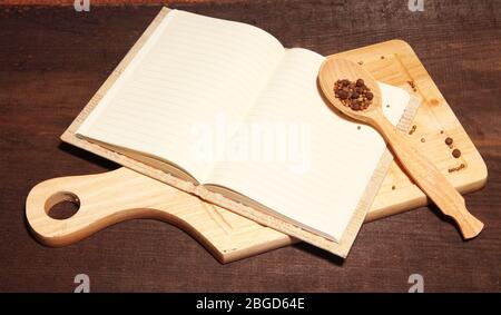 Libro di ricette vuoto su sfondo di legno Foto Stock