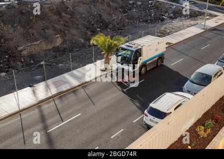 Spazzatrice stradale pulizia delle strade durante la covida 19 pandemia, Playa San Juan, Tenerife, Isole Canarie, Spagna Foto Stock