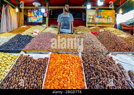 Venditore di cibo di strada di notte a Jemaa el-Fnaa, Djema el-Fna o Djemaa el-Fnaa mercato Square.Dried frutta e semi venditore. Foto Stock