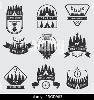 Set etichette per campeggio all'aperto. Badge monocromatici Explorer. Illustrazione vettoriale di avventura. Silhouette nera di foresta, cervo e tenda Illustrazione Vettoriale