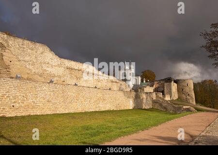 Cattedrale di San Nicola presso la fortezza di Izborsk. Russia Foto Stock