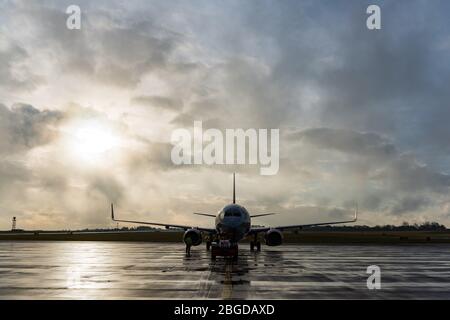 Jet2.com's Boeing 737-86N Aircraft (G-GDFS) durante un pushbback, preparandosi per il decollo, all'Aeroporto di Leeds Bradford Foto Stock