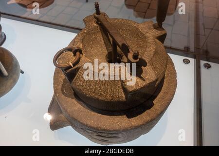 Mulino utilizzato per macinare il grano in farina (16 ° secolo) utilizzato nel Museo della Fortezza Hohensalzburg, Fortezza Hohensalzburg, Salisburgo, Austria. Foto Stock