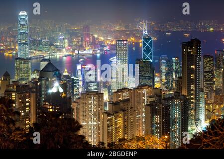 Vista panoramica della baia di Hong Kong di notte, Hong Kong, Cina Foto Stock