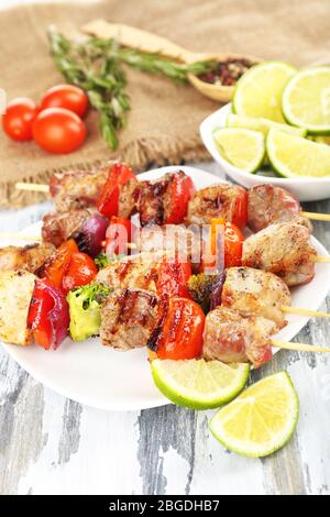 Kebab di maiale su tavolo di legno primo piano Foto Stock