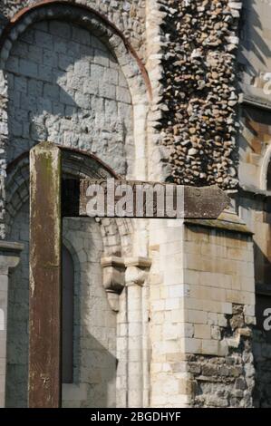 Cartello in legno posto alla tomba di re Harold, Abbazia di Waltham, Essex Foto Stock