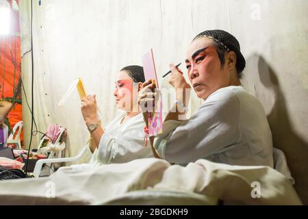 Asia / Thailandia - 28 agosto 2019 : attrice dell'Opera Cinese. Gli artisti si compongono al backstage. Foto Stock