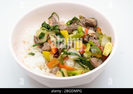 Mescolare il pollo fritto e le entrate miste con il peperoncino dolce mangiare coppia con riso sul piatto Foto Stock