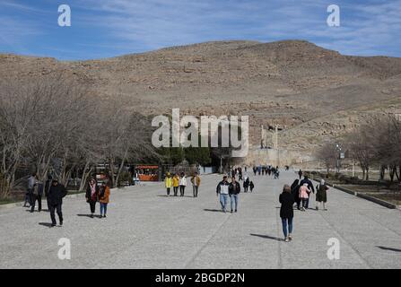 Turisti che camminano verso la porta di tutte le nazioni (porta di Xerxes), ingresso a Persepolis, Marvdasht, provincia di Fars, Iran, Persia, Medio Oriente Foto Stock