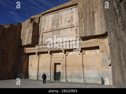 Antica tomba di Artasserxes III si trova sul pendio del Monte Rahmet, Kuh e  Rahmat (montagna di Misericordia) in Persepolis, provincia di Fars, Iran, Persia, Foto Stock