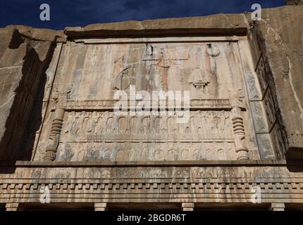 Faravahar conosciuto anche come Farre kiy‰ni rilievo di sole alato simbolo di Zoroastrianismin sopra la Tomba di Artaxerxes III in Persepolis, provincia di Fars, i Foto Stock