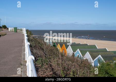 Southwold Beach e lungomare, Suffolk, Inghilterra, in una giornata di sole Foto Stock