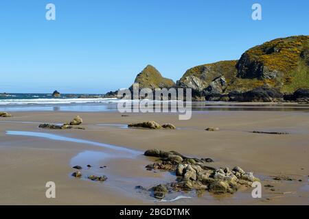 SUNNYSIDE BAY CULLEN MORAY FIRTH SCOTLAND FORMAZIONI ROCCIOSE E LA SPIAGGIA DI SABBIA A BASSA MAREA Foto Stock