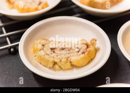 Un classico tradizionale dessert della scuola britannica, Jam Roly-Poly, servito presso un'organizzazione di cibo della comunità in un municipio Foto Stock