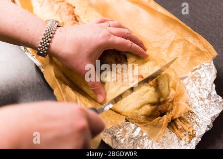 Un classico tradizionale dessert della scuola britannica, Jam Roly-Poly, servito presso un'organizzazione di cibo della comunità in un municipio Foto Stock