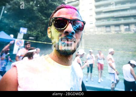 La Color Run, Torino, Italia. "Happiest 5k run on the Planet". Si tratta della prima Color Run che si è tenuta a Torino il 10 maggio 2014 Foto Stock