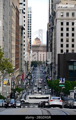 Vista su California Street fino all'Oakland Bay Bridge, San Francisco, California, Stati Uniti Foto Stock