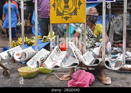 Kolkata, India. 21 Apr 2020. Nuovo venditore di carta in attesa del cliente durante il Lock Down a Kolkata. (Foto di Suraranjan Nandi/Pacific Press) Credit: Pacific Press Agency/Alamy Live News Foto Stock