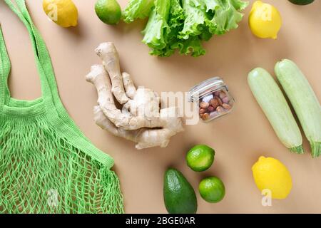 Concetto Zero rifiuti. Prodotti vegani sani, sacchetto a rete, lime, squash, zenzero, insalata, verdure. Stile di vita sostenibile. Pacchetto riutilizzabile per la vista dello shopping Foto Stock