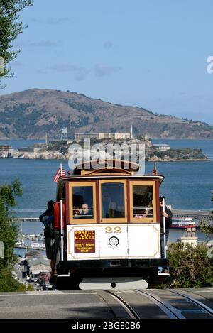 Funivia su Hyde Street, sullo sfondo dell'isola della prigione di Alcatraz, San Francisco, California, Stati Uniti Foto Stock