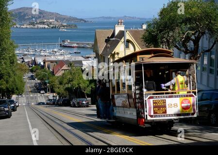 Funivia su Hyde Street, sullo sfondo dell'isola della prigione di Alcatraz, San Francisco, California, Stati Uniti Foto Stock