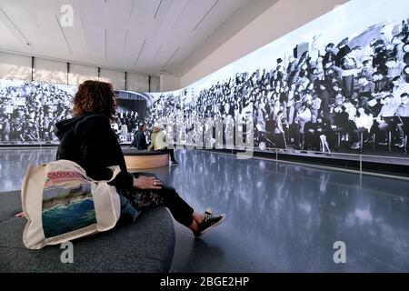 Ausstellung des franzšsischen KŸnstlers JR 'le Cronache di San Francisco' im Museum of Modern Art SFMOMA auf der 3rd Street, San Francisco, Kalifor Foto Stock