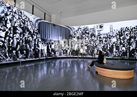 Ausstellung des franzšsischen KŸnstlers JR 'le Cronache di San Francisco' im Museum of Modern Art SFMOMA auf der 3rd Street, San Francisco, Kalifor Foto Stock