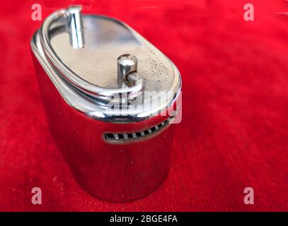 insegnare ai bambini a risparmiare denaro per i giorni difficili Foto Stock