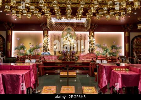 Singapore, 2019 ottobre: All'interno del Tempio Reliquico del dente del Buddha a Chinatown. Statue di Buddha d'oro e altare decorativo Foto Stock