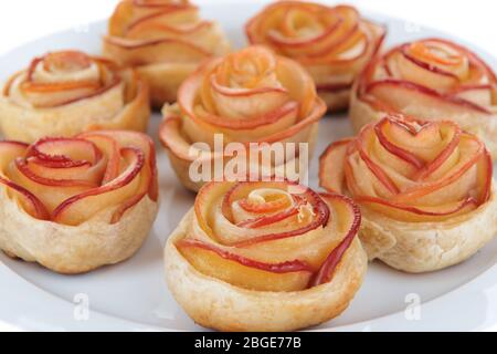 Gustosa pasta sfoglia con apple rose sagomato sulla piastra di close-up Foto Stock