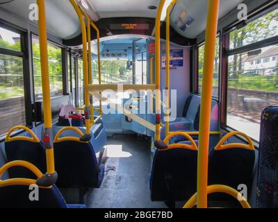 Londra UK Martedì 21 Aprile 2020 per dare un po 'di spazio ai piloti di prima linea, TFL ha adottato la politica di lasciare le persone in autobus attraverso le porte centrali .Paul Quezada-Neiman/Alamy Live News Foto Stock